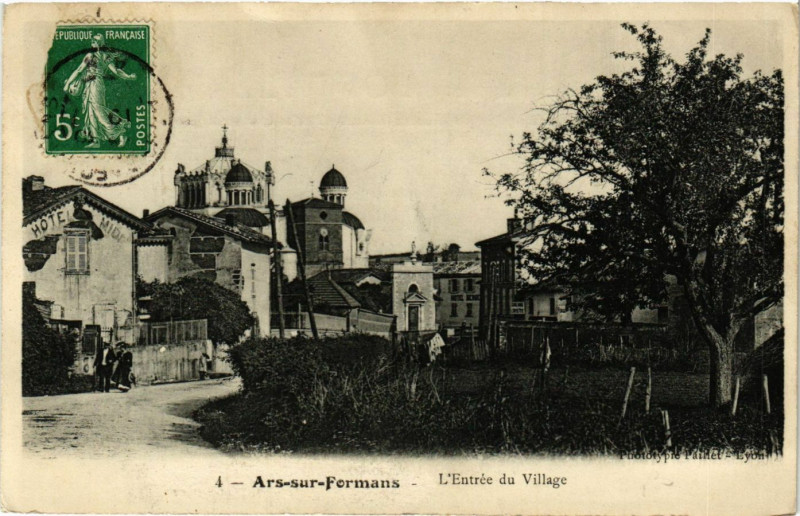 Carte postale ancienne Ars-sur-Formans L'Entrée du Village à Ars-sur-Formans
