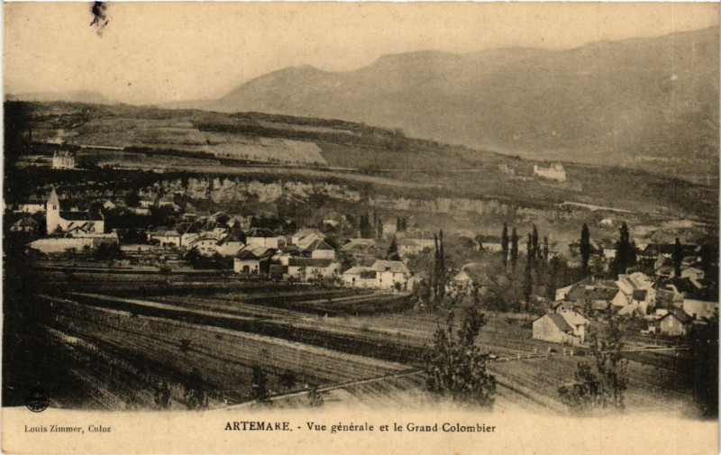 Carte postale ancienne Artemare Vue générale et le Grand Colombier à Artemare