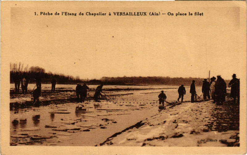 Carte postale ancienne Peche de l'etang de Chapelier a Versailleux On place le filet à Versailleux