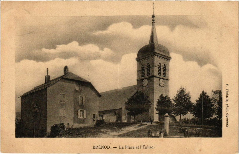 Carte postale ancienne Brenod La Place et l' Eglise à Brénod