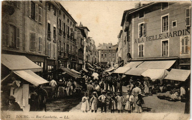 Carte postale ancienne Bourg Rue Gambetta