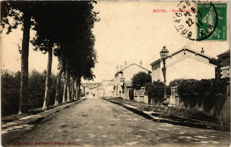 Carte postale ancienne Bourg Route Scene