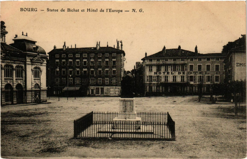 Carte postale ancienne Bourg Statue de Bichat et Hotel de l'Europe