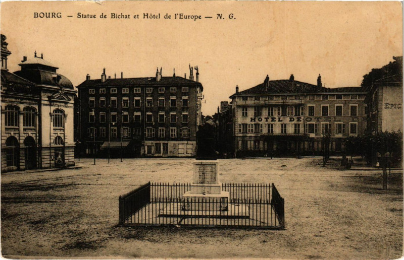 Carte postale ancienne Bourg Statue de Bichat et Hotel de l'Europe