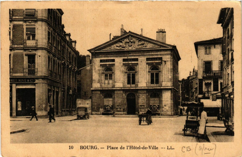 Carte postale ancienne Bourg Place de l'Hotel-de-Ville