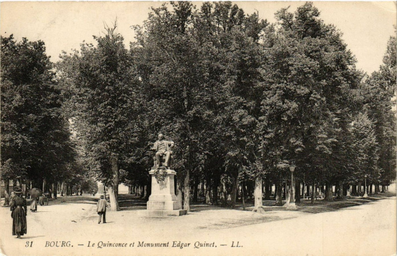 Carte postale ancienne Bourg Le Quinconce et Monument Edgar Quinet