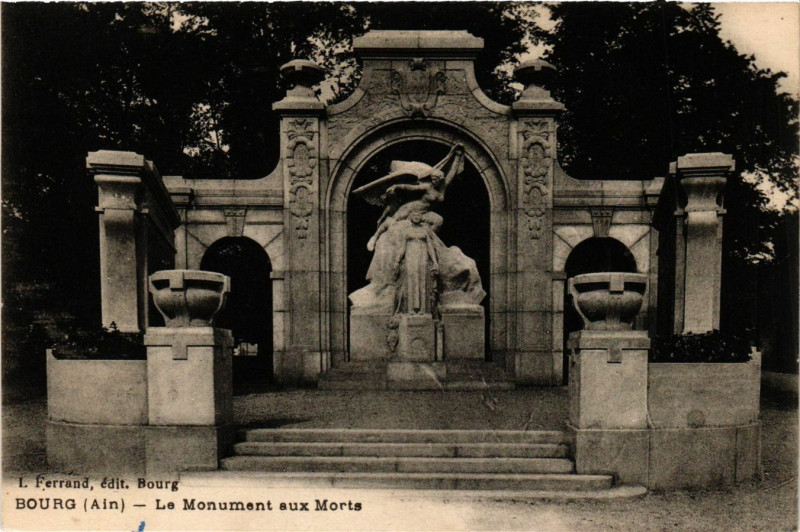 Carte postale ancienne Bourg Le Monument aux Morts