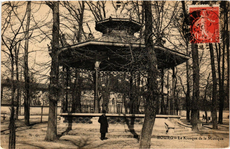 Carte postale ancienne Bourg Le Kiosque de la Musique