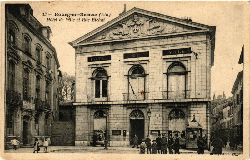 Carte postale ancienne Bourg-en-Bresse Hotel de Ville et Rue Bichat à Bourg-en-Bresse