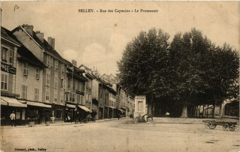 Carte postale ancienne Belley Rue des Capucins Le Promenoir à Belley