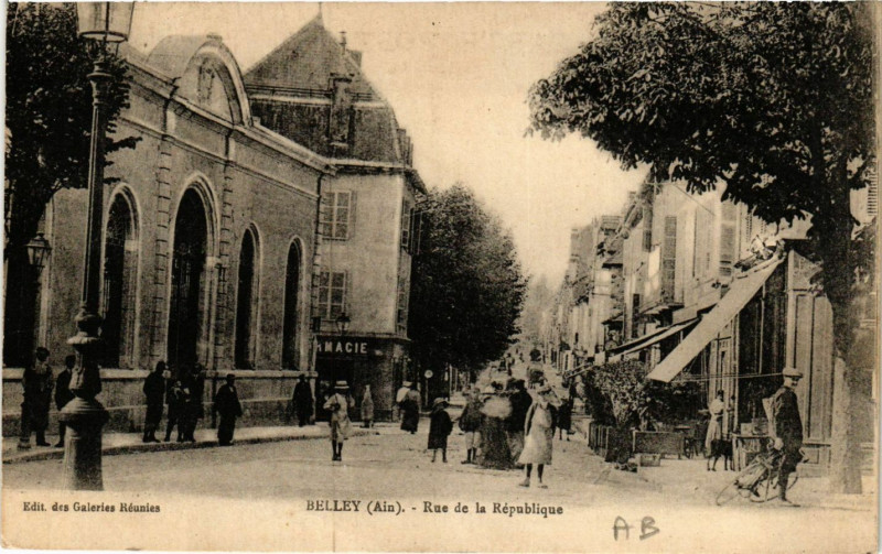 Carte postale ancienne Belley Rue de la Republique à Belley