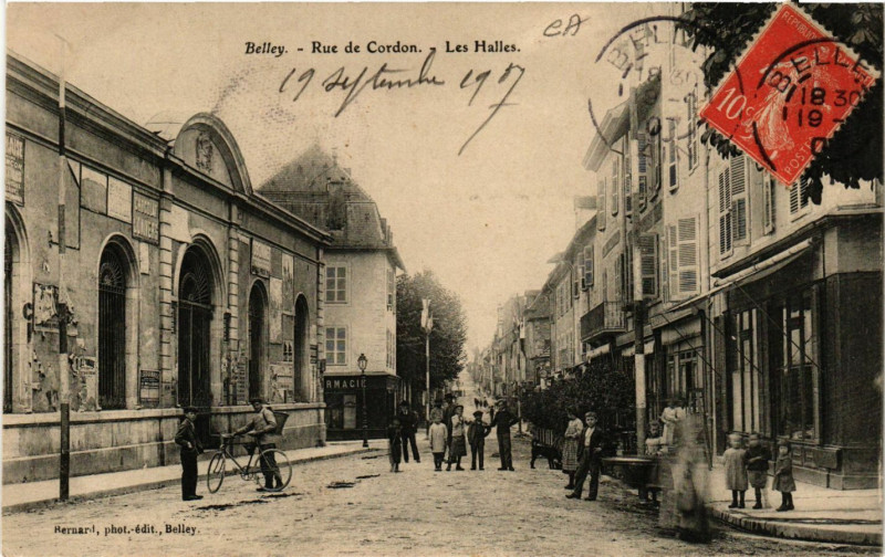 Carte postale ancienne Belley Rue de Cordon Les Halles à Belley