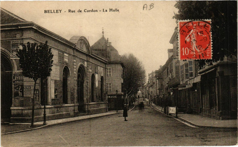 Carte postale ancienne Belley Rue de Cordon La Halle à Belley