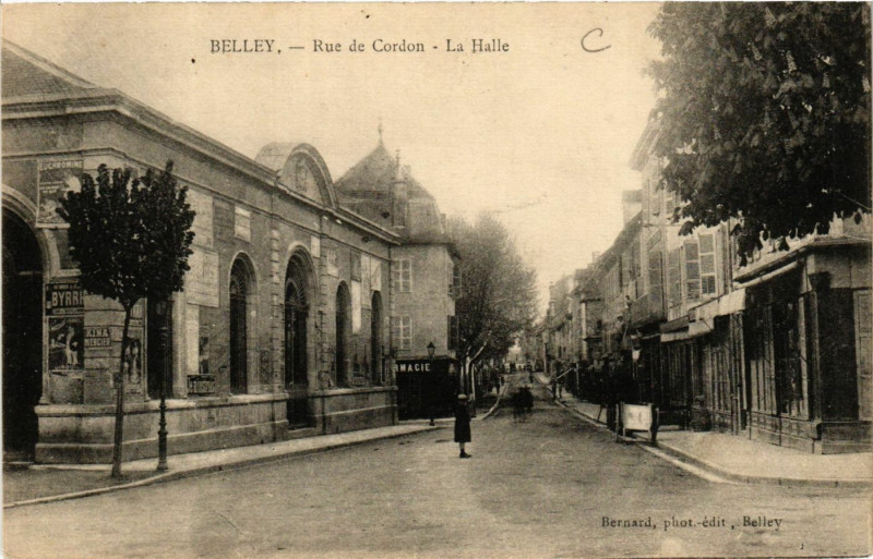 Carte postale ancienne Belley Rue de Cordon La Halle à Belley