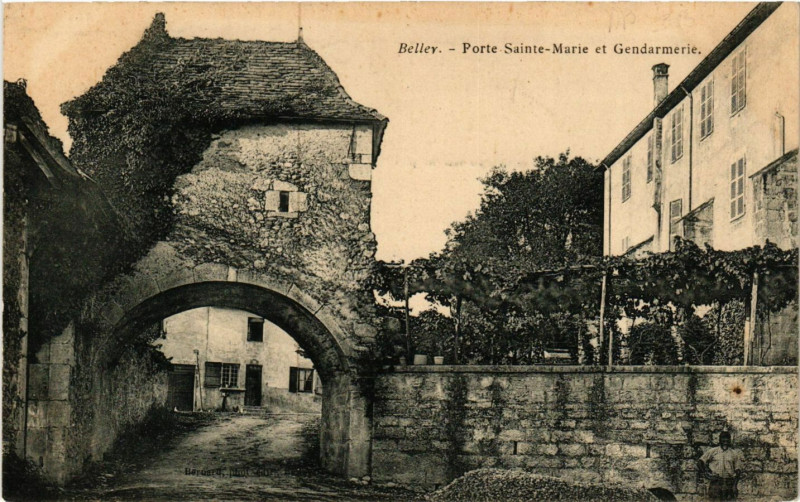 Carte postale ancienne Belley Porte Sainte-Marie et Gendermerie à Belley