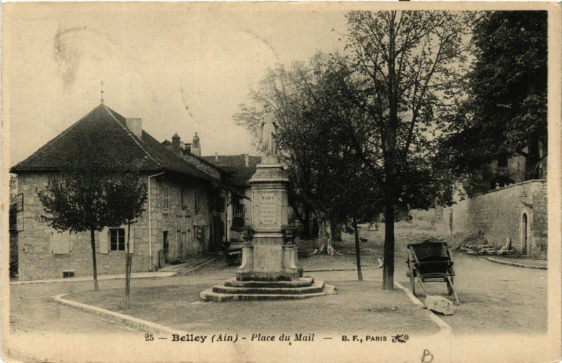 Carte postale ancienne Belley Place du Mail à Belley