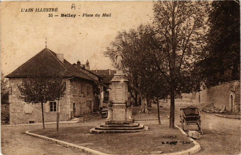 Carte postale ancienne Belley Place du Mail à Belley