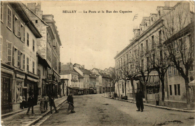 Carte postale ancienne Belley La Poste et la Rue des Capucins à Belley