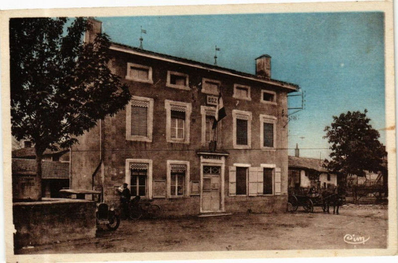 Carte postale ancienne Boz Mairie et Ecole de Garcons à Boz
