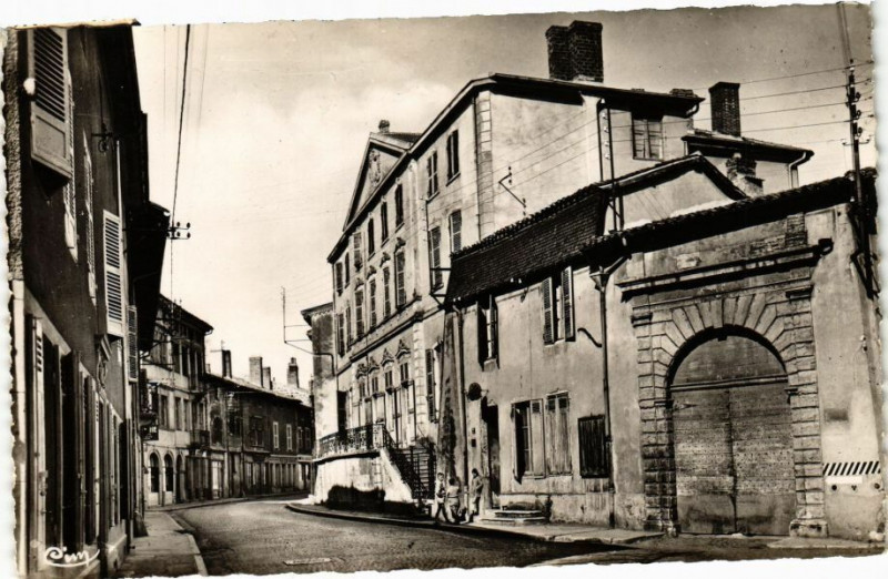 Carte postale ancienne Montluel Maison des Princes de Condé à Montluel