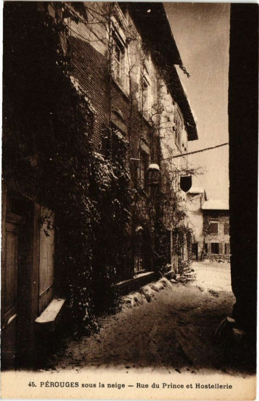 Carte postale ancienne Perouges sous la neige Rue du Prince et Hostellerie à Pérouges