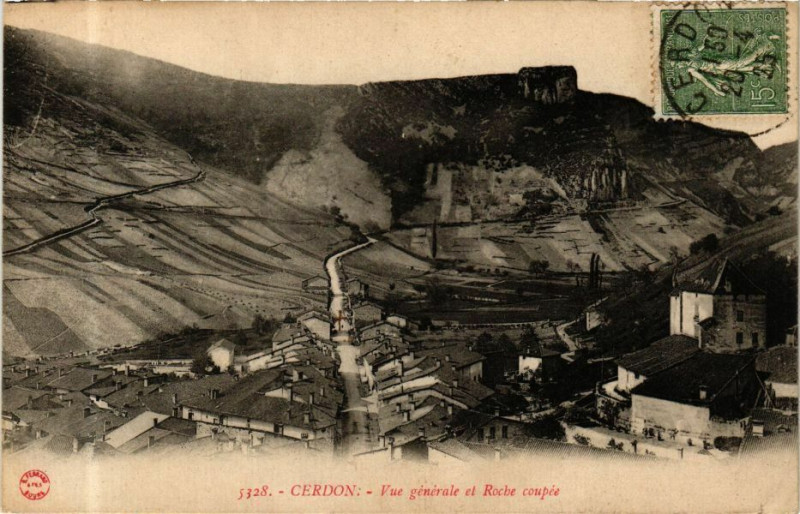 Carte postale ancienne Cerdon Vue générale et Roche coupée à Cerdon
