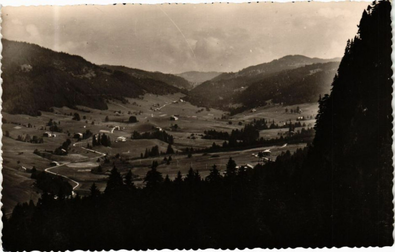 Carte postale ancienne Mijoux alt.1000m Vallée de la Valserine,Combe-en-Haut... à Mijoux