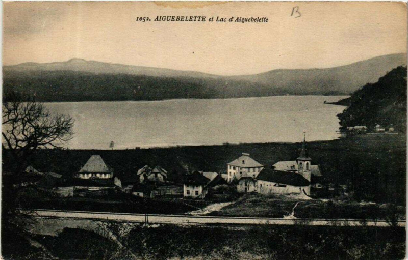 Carte postale ancienne Aiguebelette et Lac d'Aiguebelette