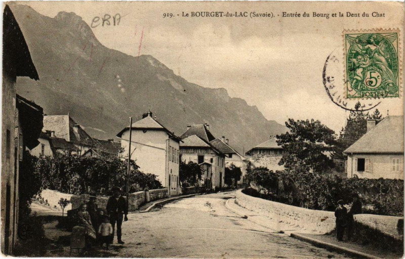 Carte postale ancienne Le Bourget-du-Lac Entrée du Bourg et la Dent du Chat au Bourget-du-Lac