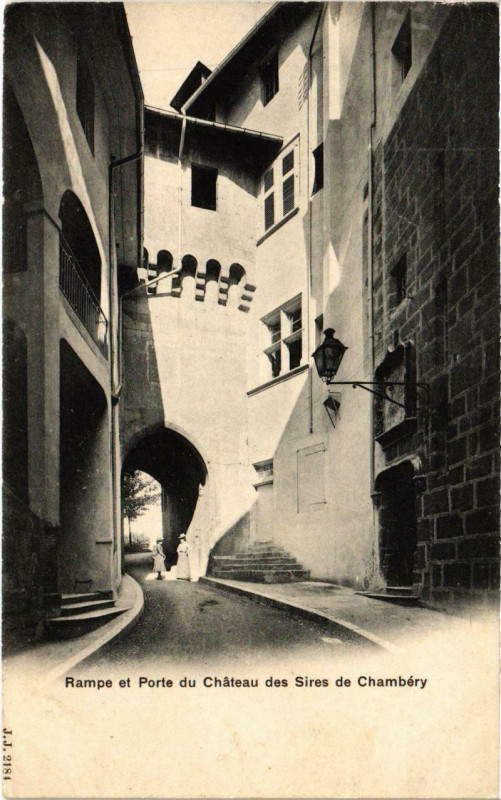 Carte postale ancienne Rampe et Porte du Chateau des Sires de Chambery à Chambéry
