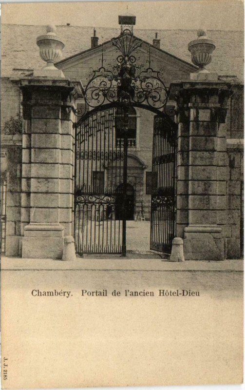 Carte postale ancienne Chambery - Portail de l'ancien Hotel-Dieu à Chambéry