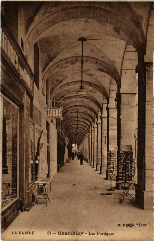 Carte postale ancienne La Savoie Chambery Les Portiques à Chambéry
