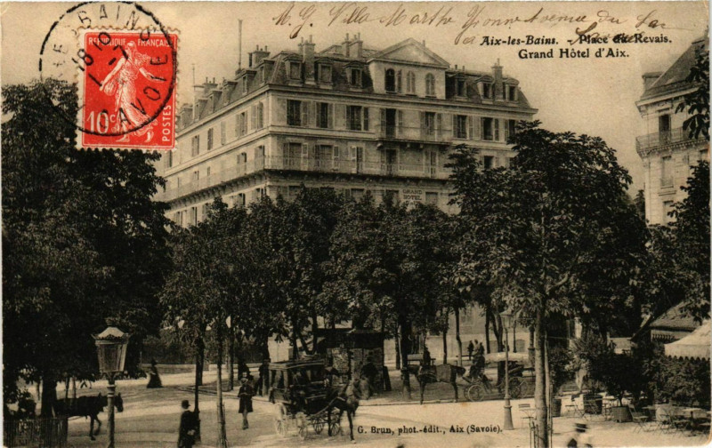Carte postale ancienne Aix-les-Bains Place du Revis Grand Hotel d'Aix à Aix-les-Bains