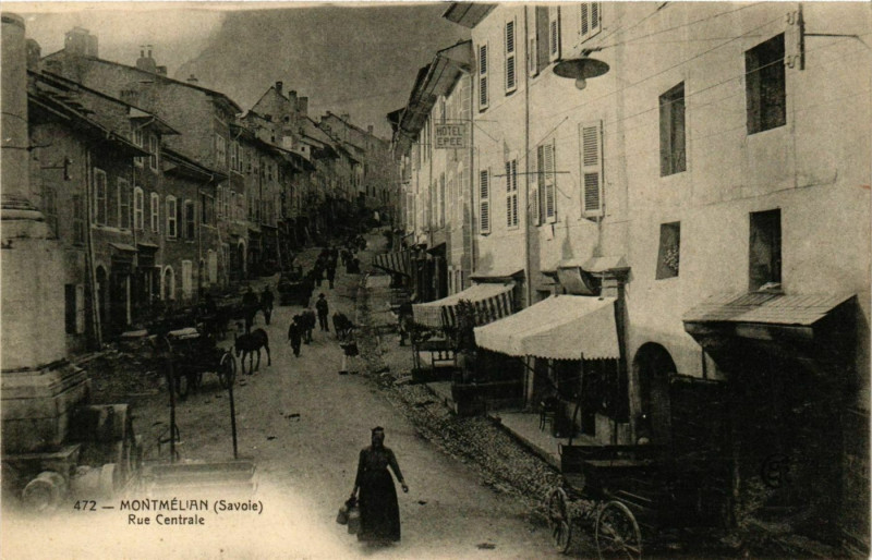 Carte postale ancienne Montmelian Rue Centrale à Montmélian