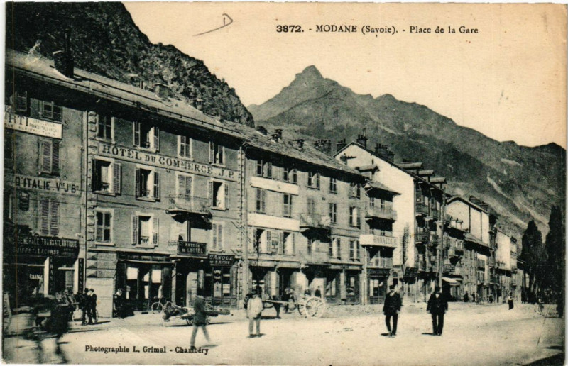 Carte postale ancienne Modane - Place de la Gare à Modane