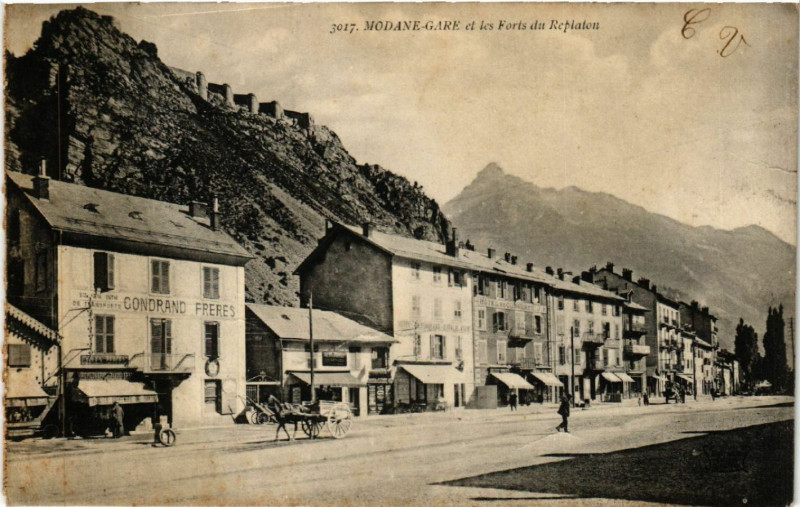 Carte postale ancienne Modane - Modane-Gare et les Forts du Replaton à Modane