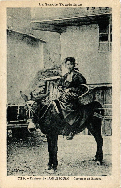 Carte postale ancienne Lanslebourg - Env. - Costumes de Bessans à Bessans