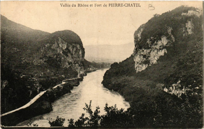 Carte postale ancienne Vallée du Rhone et Fort de Pierre-Chatel