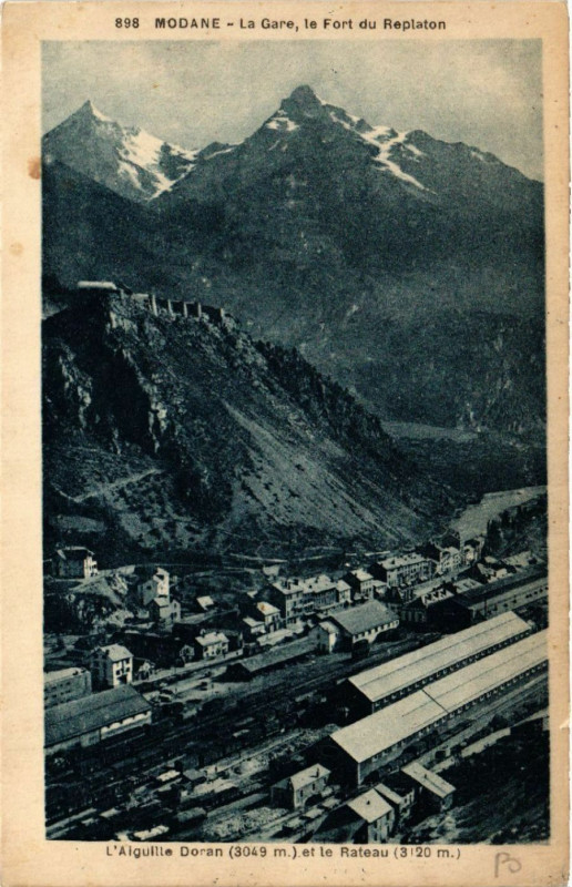 Carte postale ancienne Modane - La Gare le Fort du Replaton - L'Aiguille Doran (3049 m) à Modane