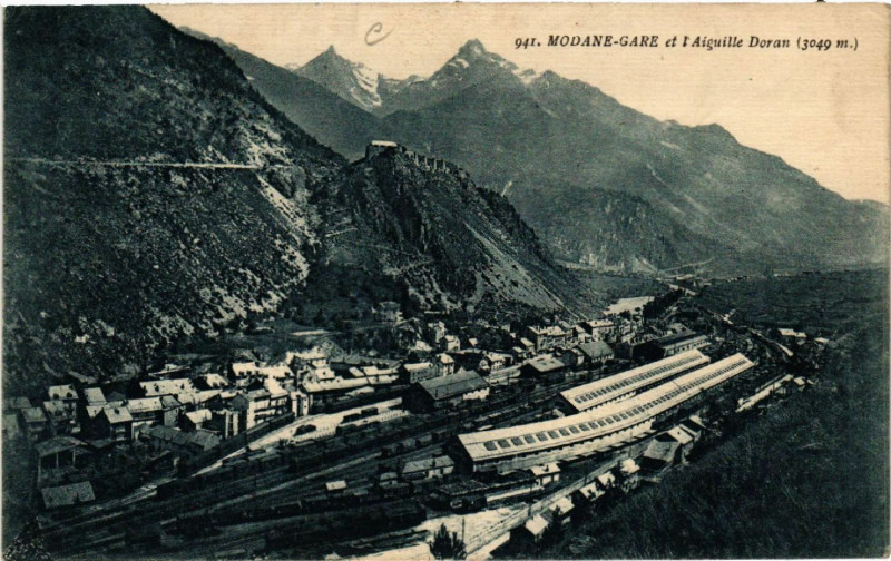 Carte postale ancienne Modane - Gare et l'Aiguille Doran (3049 m) à Modane