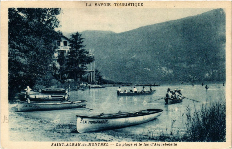 Carte postale ancienne Saint-Alban-de-Montbel - La plage et le lac d'Aiguebelette à Saint-Alban-de-Montbel