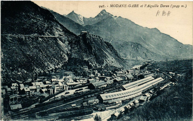 Carte postale ancienne Modane-Gare et l'Aiguille Doran (3049 m) à Modane