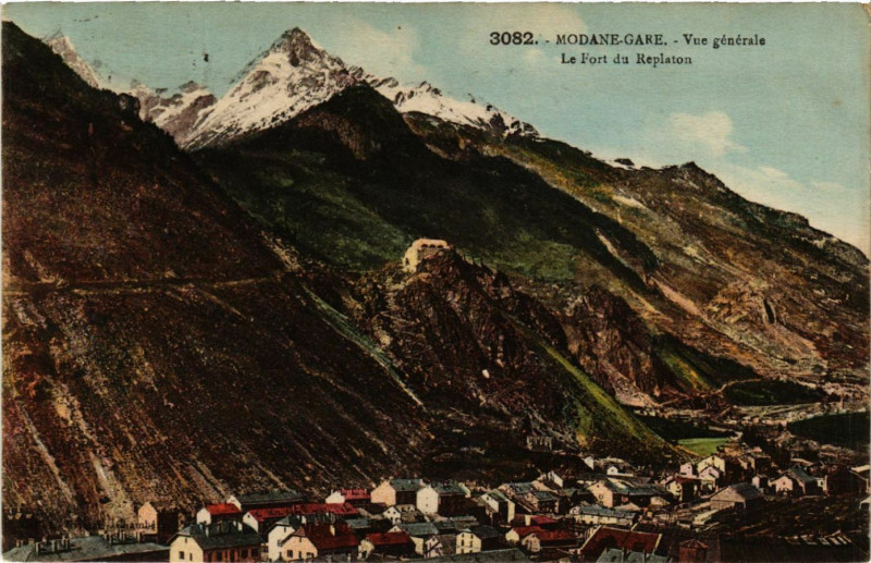 Carte postale ancienne Modane-Gare - Vue générale - Le Fort du Replaton à Modane