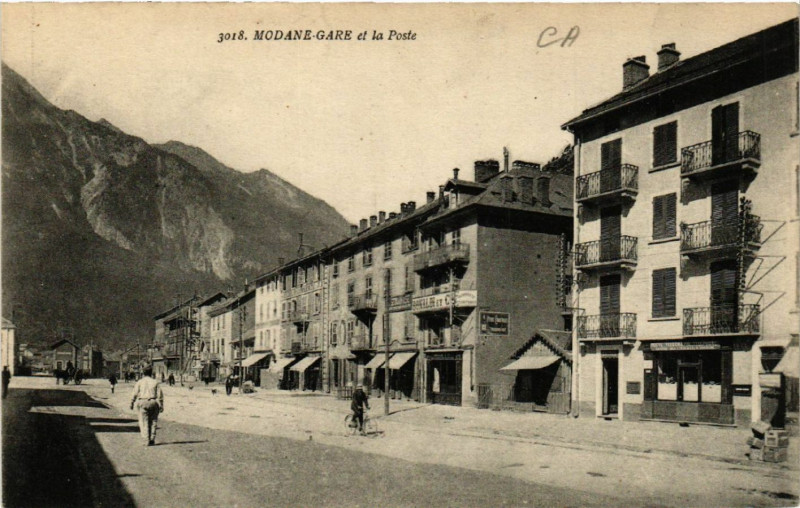 Carte postale ancienne Modane - Gare et la Poste à Modane