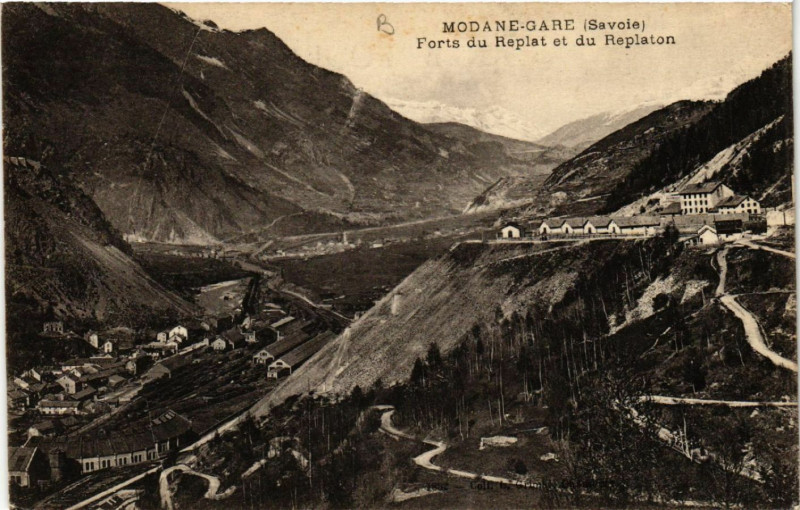 Carte postale ancienne Modane - Gare - Forts du Replat et du Replaton à Modane