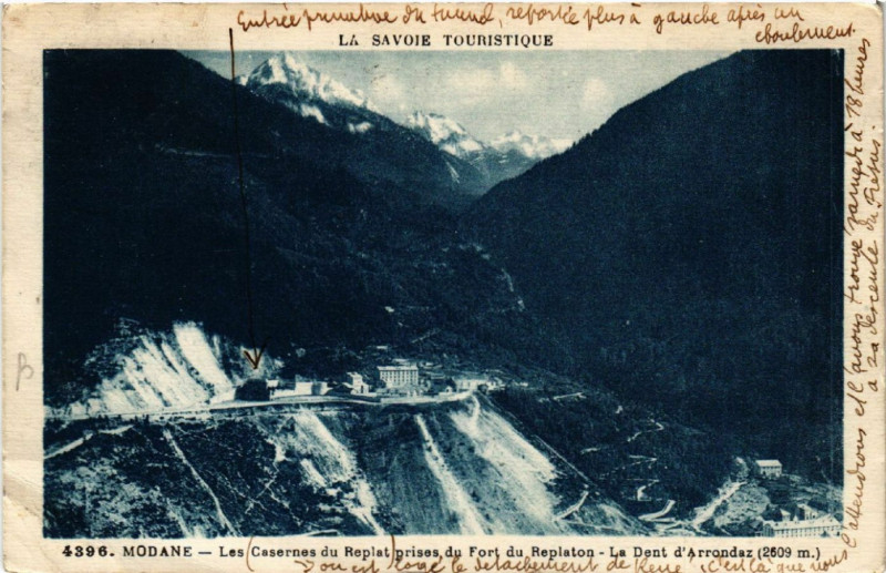 Carte postale ancienne Modane - Les Casernes du Replat prises du Fort du Replaton à Modane