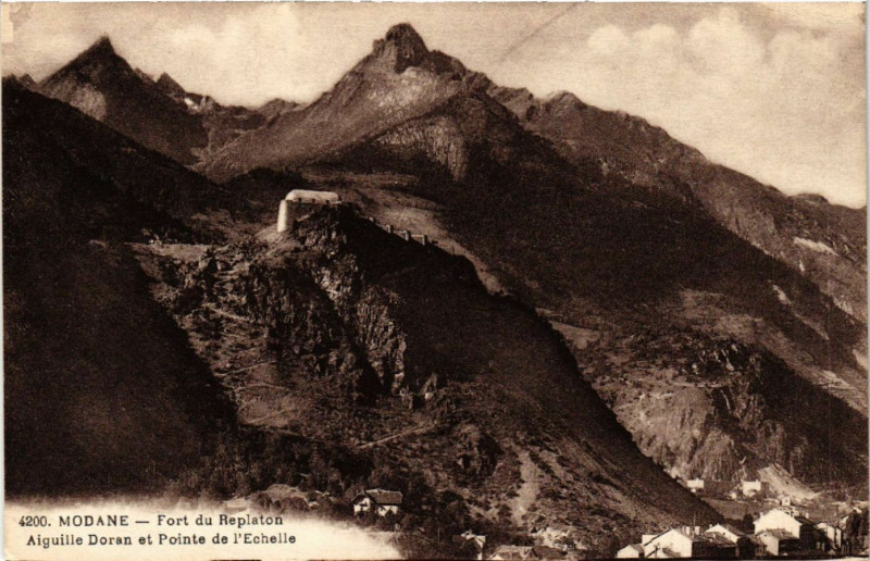 Carte postale ancienne Modane - Fort du Replaton - Aiguille Doran et Pointe de l'Echelle à Modane