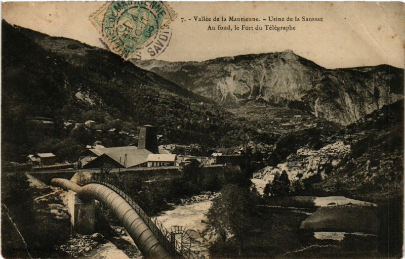 Carte postale ancienne Vallée de la Maurienne - Usine de la Saussaz - Au fond le Fort