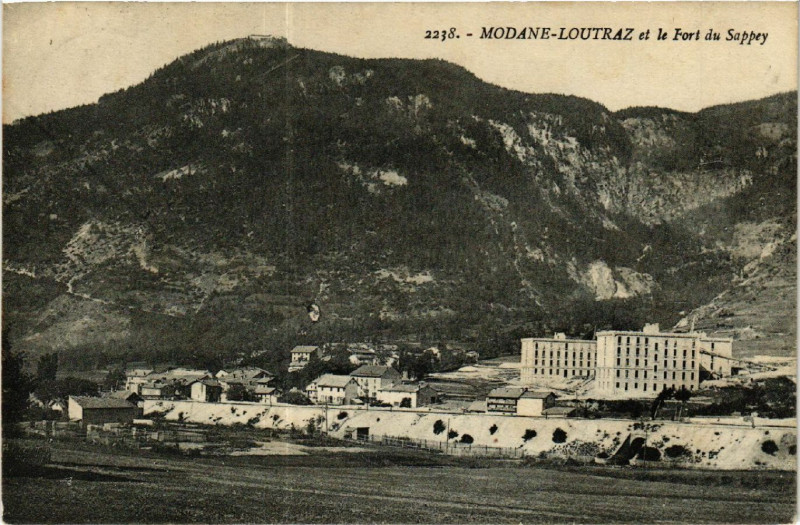Carte postale ancienne Modane-Loutraz et le Fort du Sappey à Modane