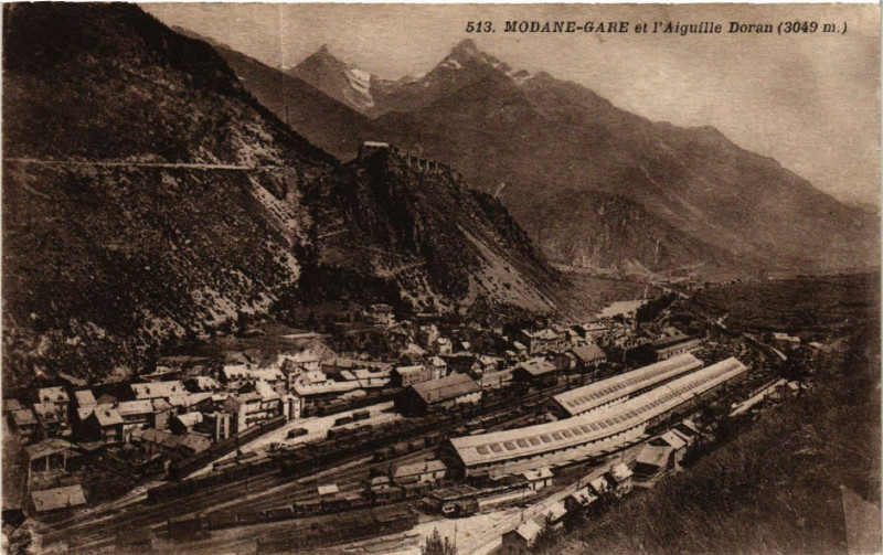 Carte postale ancienne Modane-Gare et l'Aiguille Doran (3049 m) à Modane